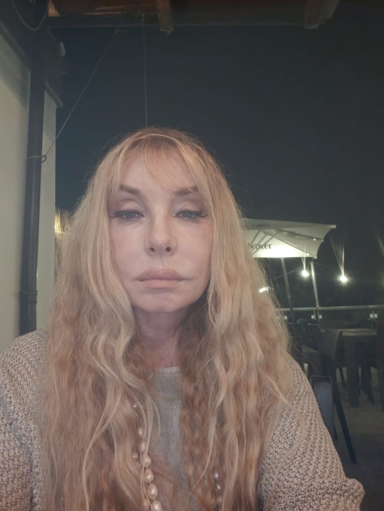 Ritratto di Eleonora Natascia Volpe con capelli lunghi biondi.